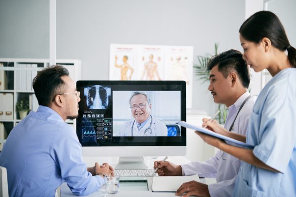 Medical staff in a video conference with a Doctor